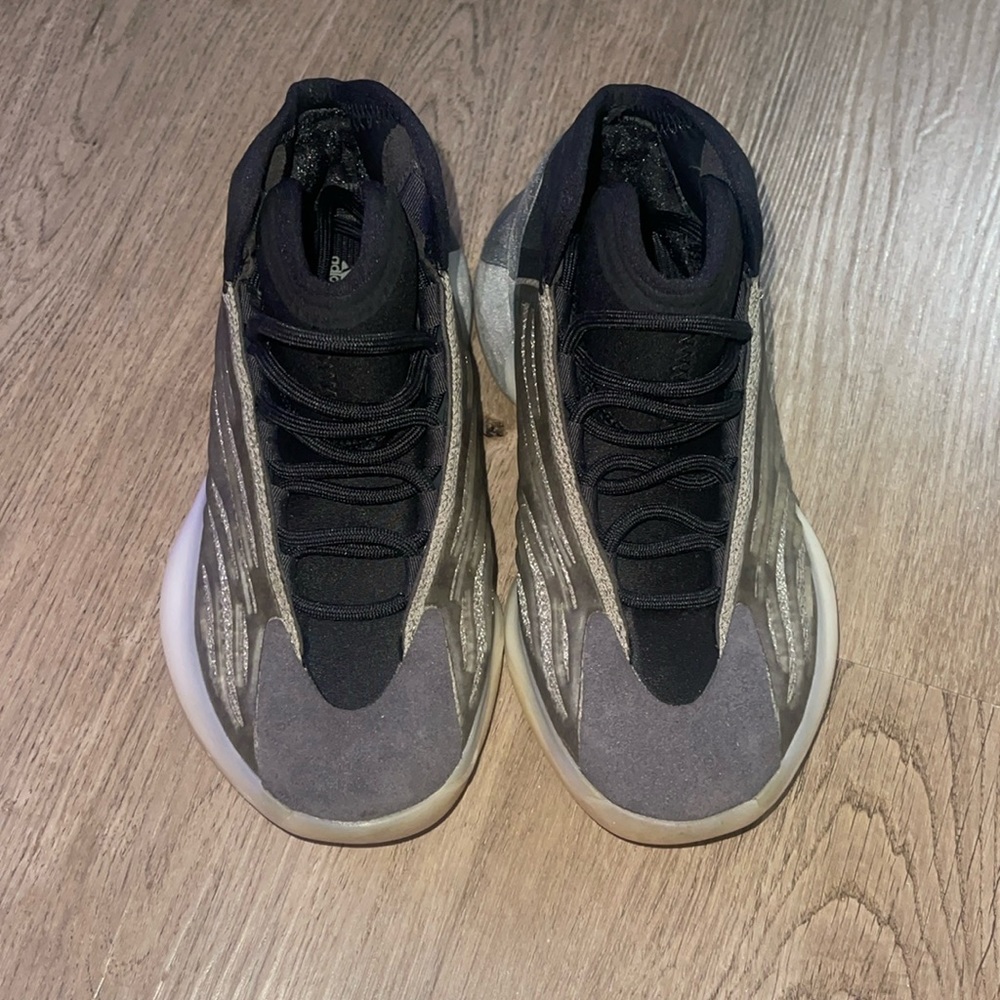 2020 Yeezy Quantum Barium.
